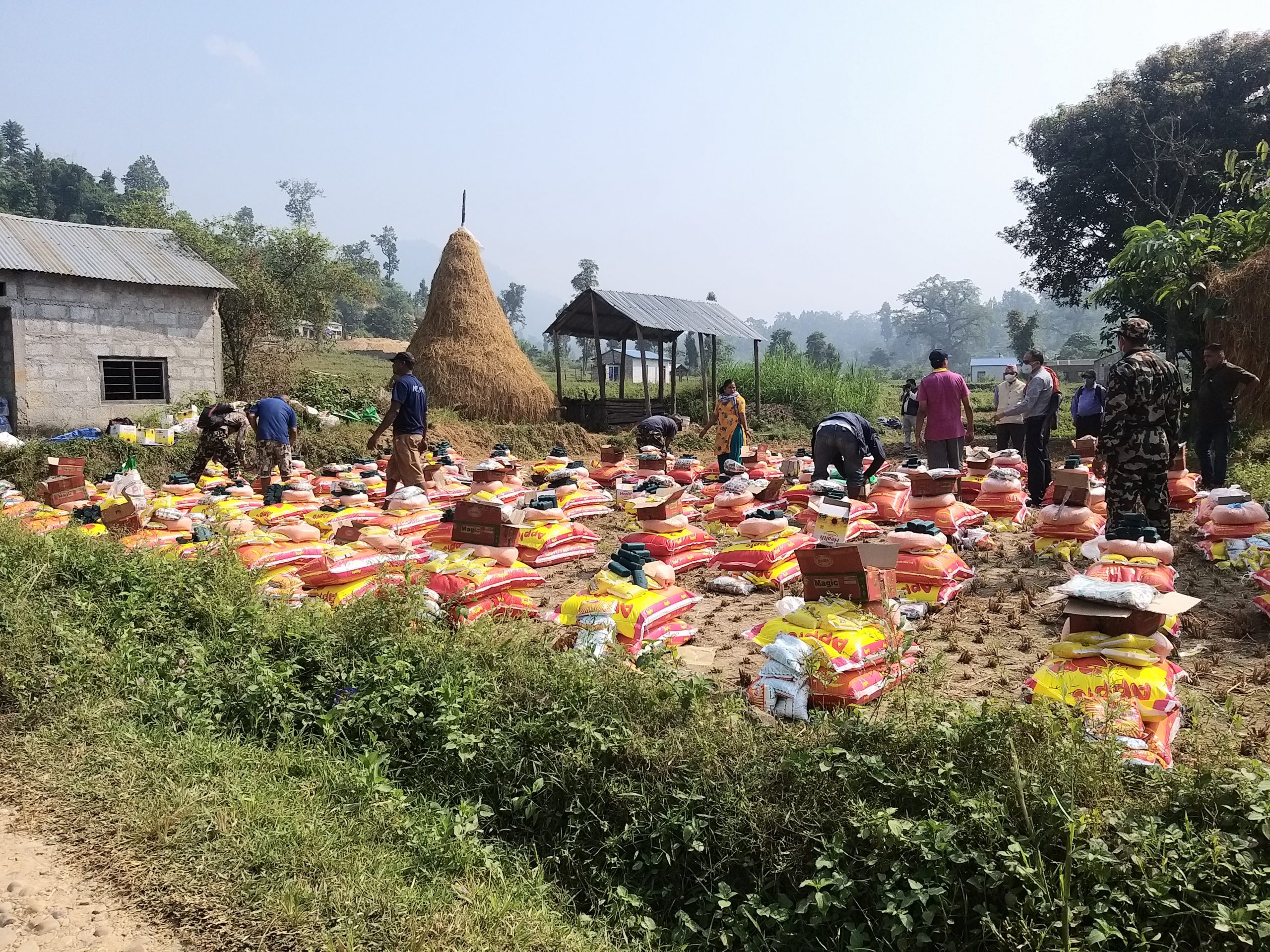 जर्मनीबाट राप्ती र कालिका नपाका चेपाङलाई ५ लाख बराबरको दशैं राहत वितरण ।