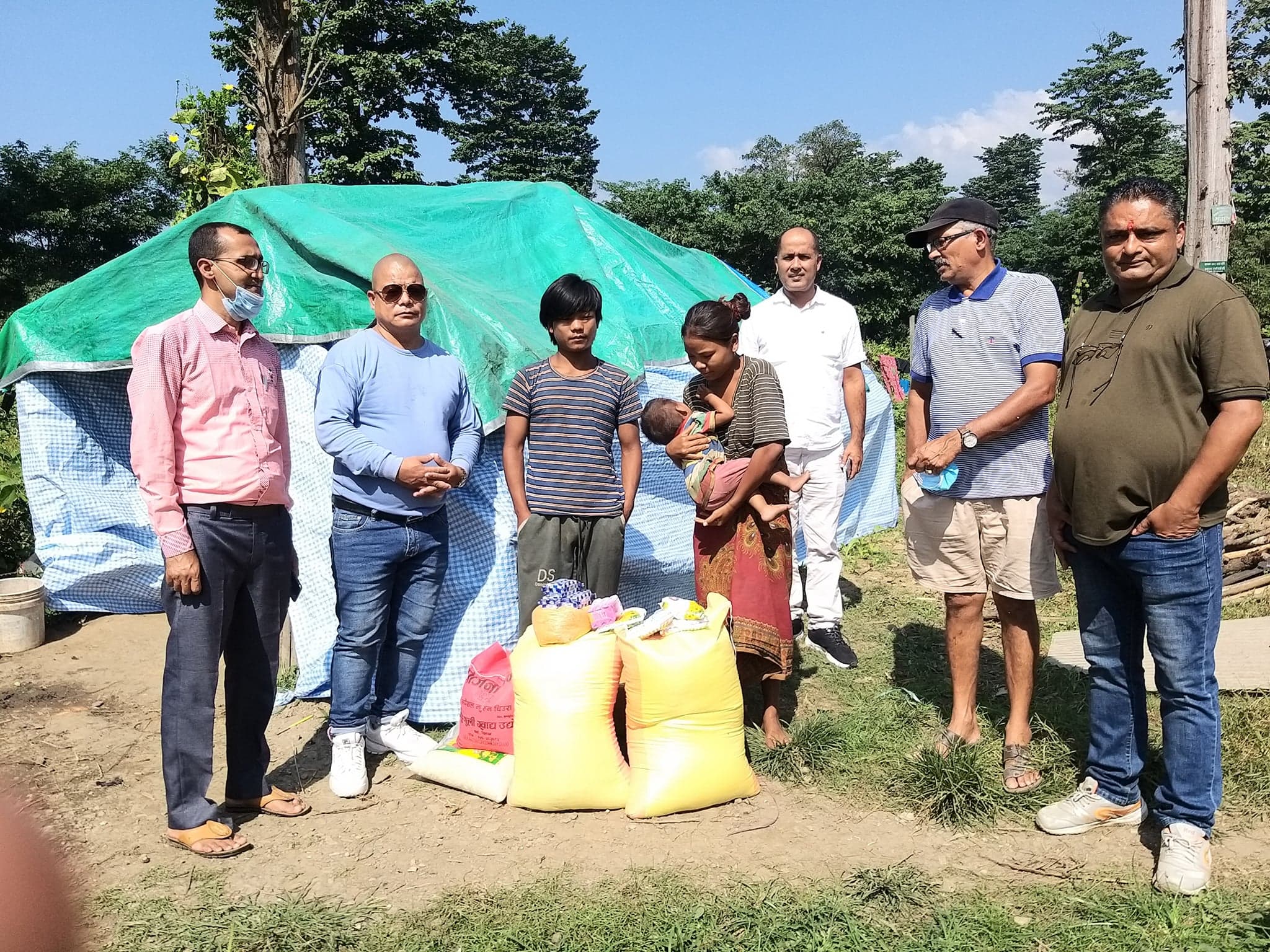 सडकमा बस्दै आएका चेपाङ दम्पतीलाई त्रिपाल र खाद्यान्न वितरण ।