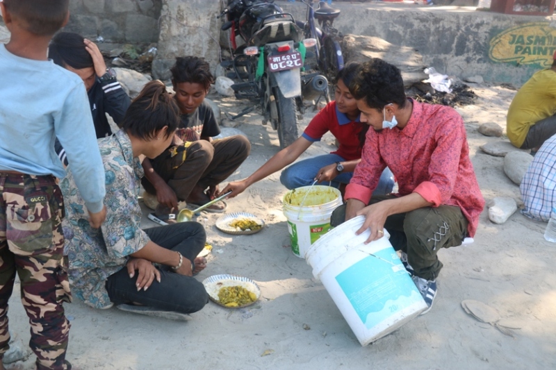 दसैँमा बेवारिसेलाई निःशुल्क खाना खुवाइयो, तिहारमा पनि खुवाइने