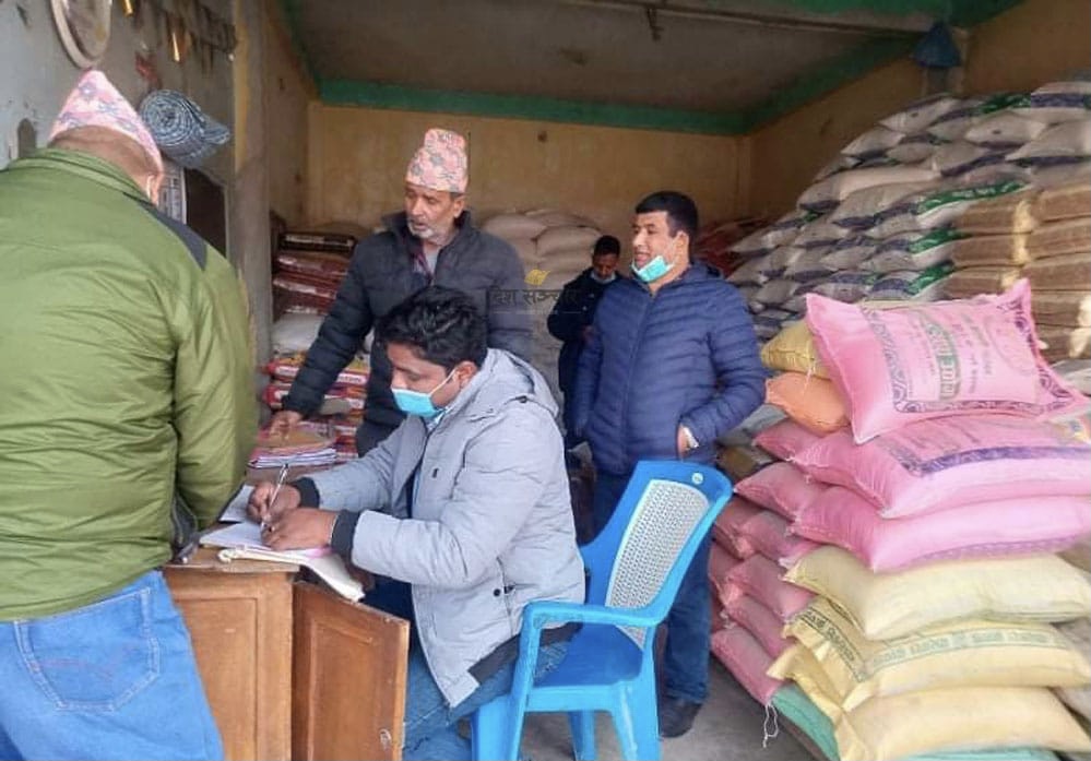 खैरहनीका ८ पसलेलाई १ लाख ३५ हजार जरिवाना
