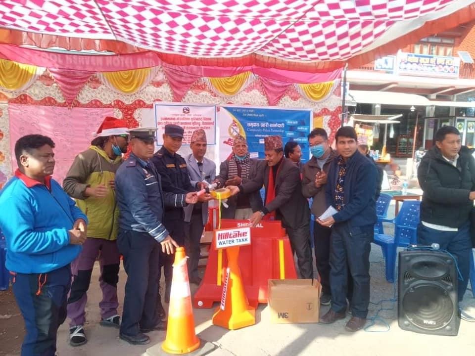 ट्राफिक प्रहरीलाई सडक सुरक्षा सामग्री हस्तान्तरण
