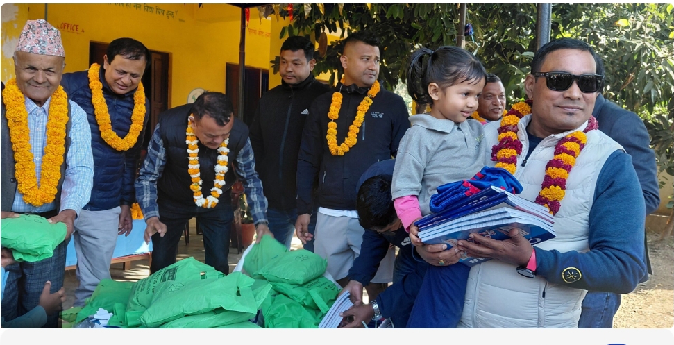 मेयरको सेवासुविधाको रकमबाट विद्यार्थीलाई ट्रयाकसुट र शैक्षिक सामग्री सहयोग